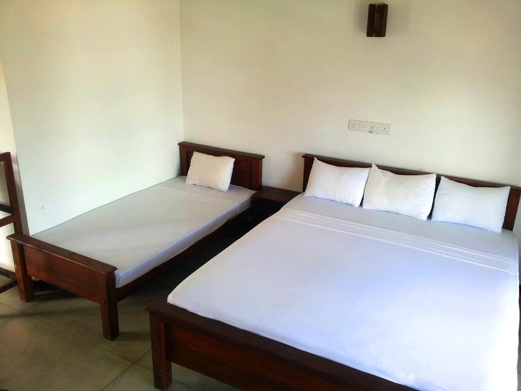 Ceylon Surf Guest And Restaurant Bed & Breakfast Weligama Room photo