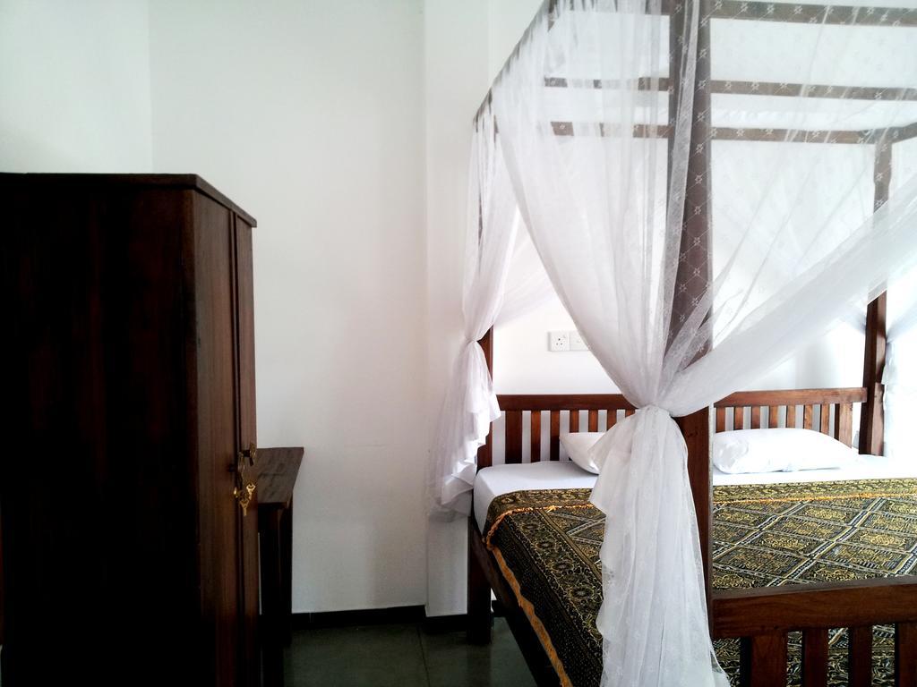 Ceylon Surf Guest And Restaurant Bed & Breakfast Weligama Room photo